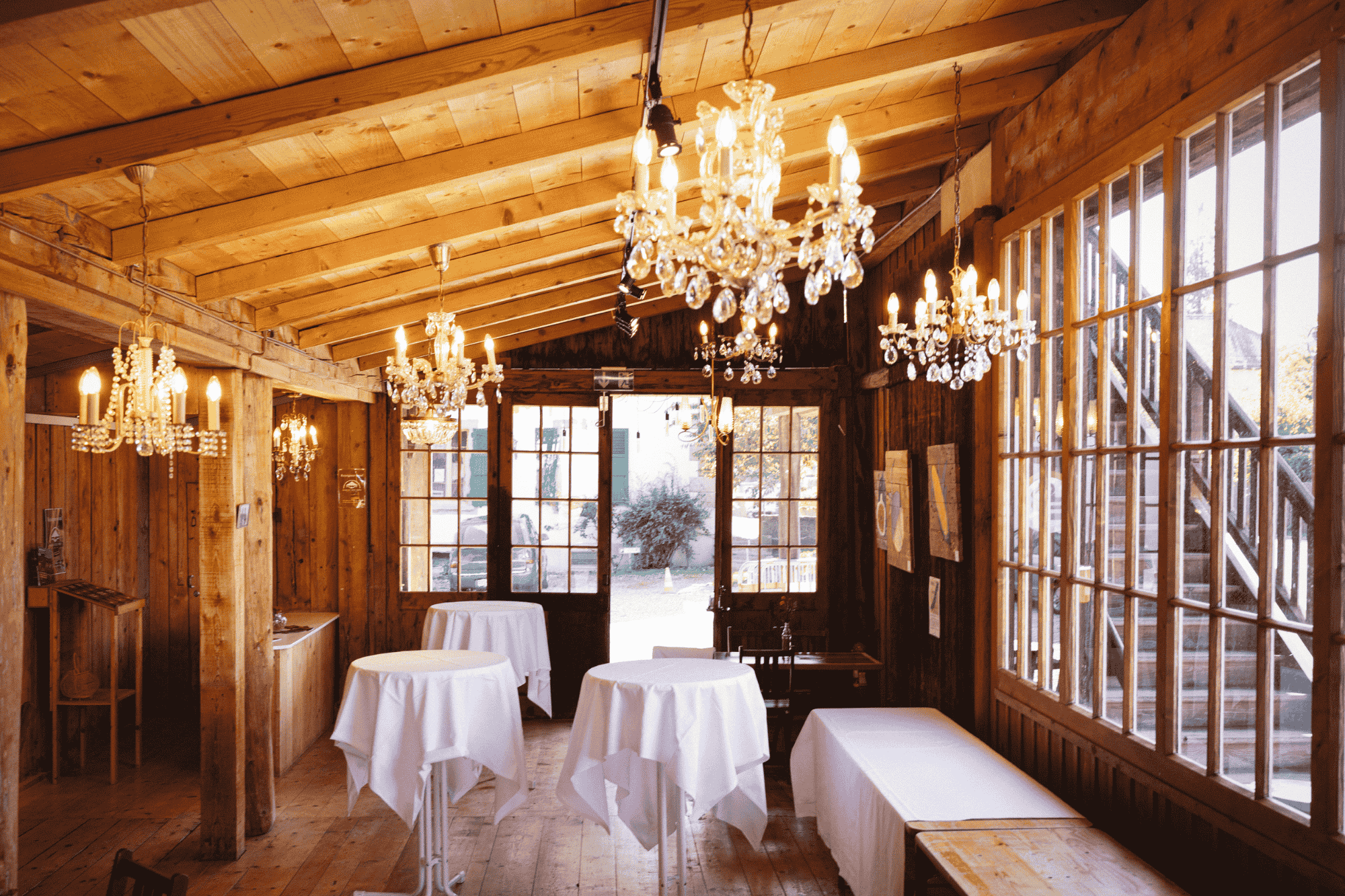 Buvette historique tout en bois du Théâtre du Jorat avec tables nappées