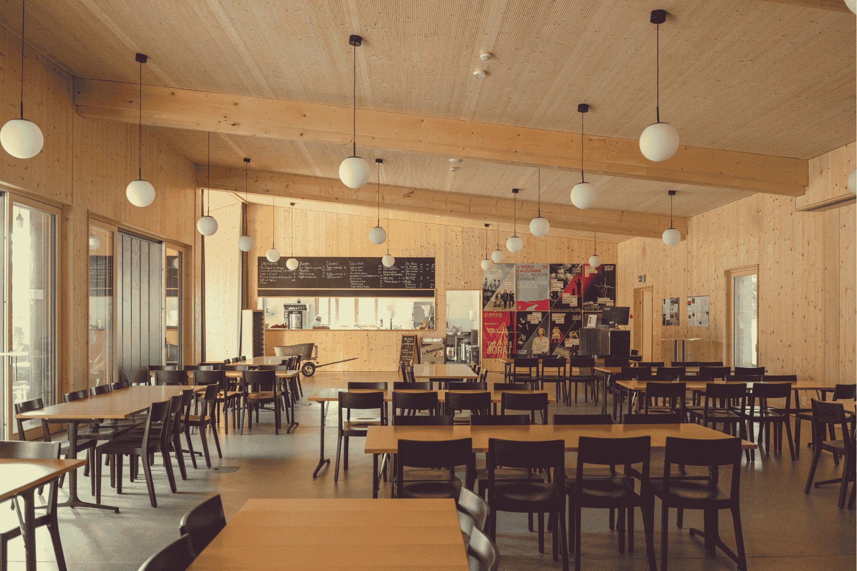 Espace Pavillon du Théâtre du Jorat avec tables et chaises