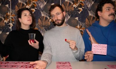 Deux comédiens et une comédienne du spectacle Carton jouent une partie de loto.
