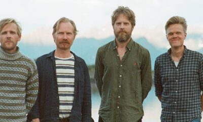 Les quatre musiciens du Danish String Quartet posent devant des paysages scandinaves.