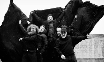 Les cinq comédiens du spectacle Dracula posent en costume avec de grandes capes de vampires.