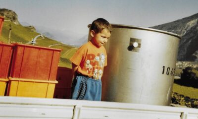 Emeric Cheseaux pose enfant devant les montagnes et entre les machines pour son spectacle La révérence.