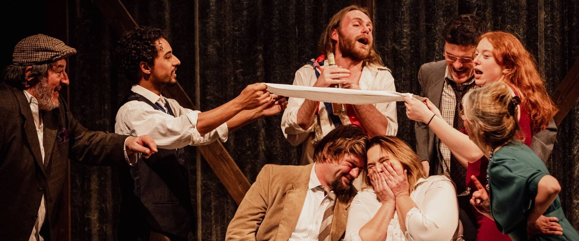 Les comédiens du spectacle la Terre d'Emile Zola jouent une scène de vie de village joyeuse.