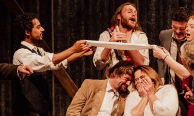 Les comédiens du spectacle la Terre d'Emile Zola jouent une scène de vie de village joyeuse.