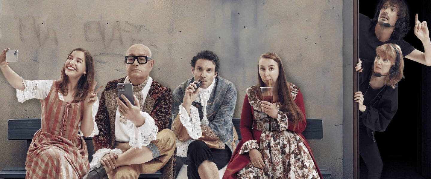 Les artistes de la comédie musicale Roméo Juliette vaquent à leurs occupations en costume d'époque.