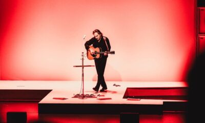 Stephan Eicher seul en scène joue de la guitare lors de son concert.
