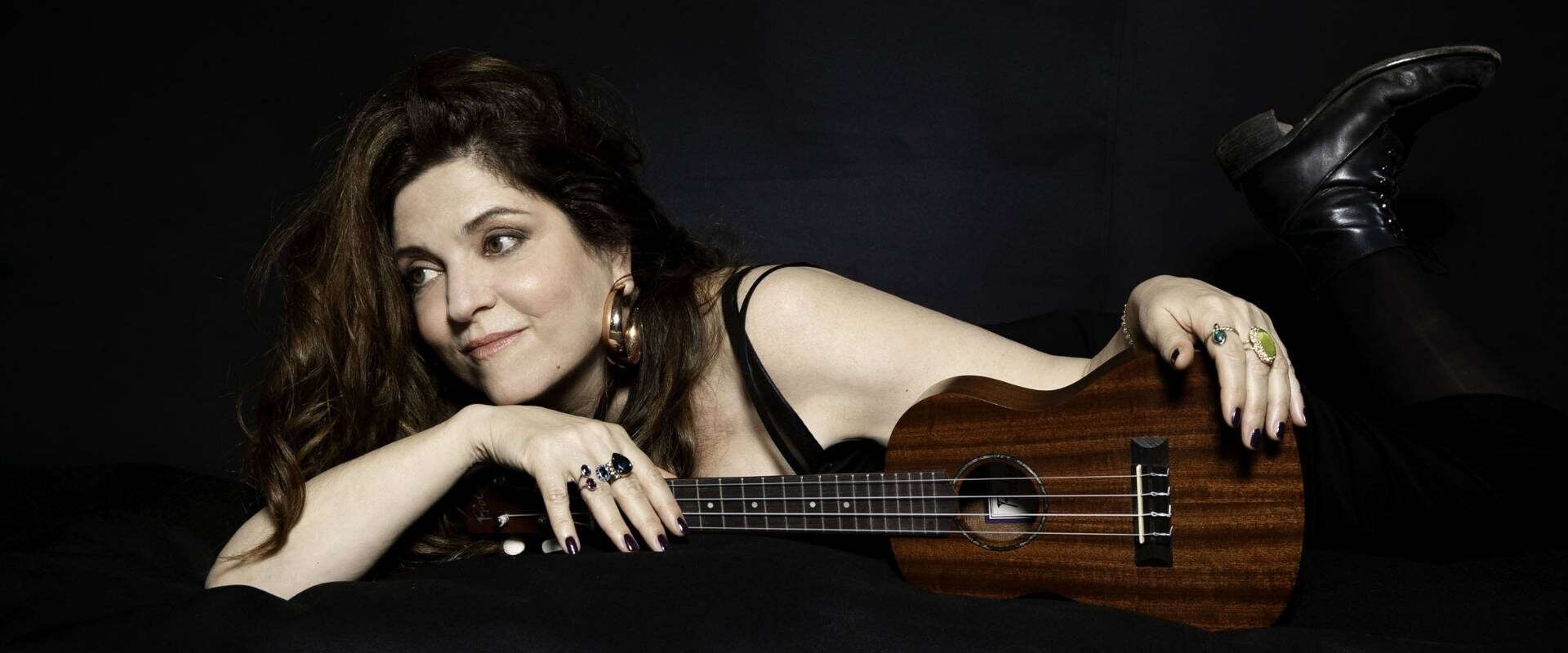 Agnès Jaoui pose avec sa guitare sur l'image de son dernier album Attendre que le soleil revienne.