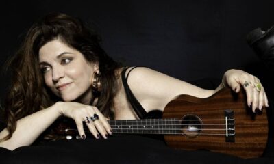 Agnès Jaoui pose avec sa guitare sur l'image de son dernier album Attendre que le soleil revienne.