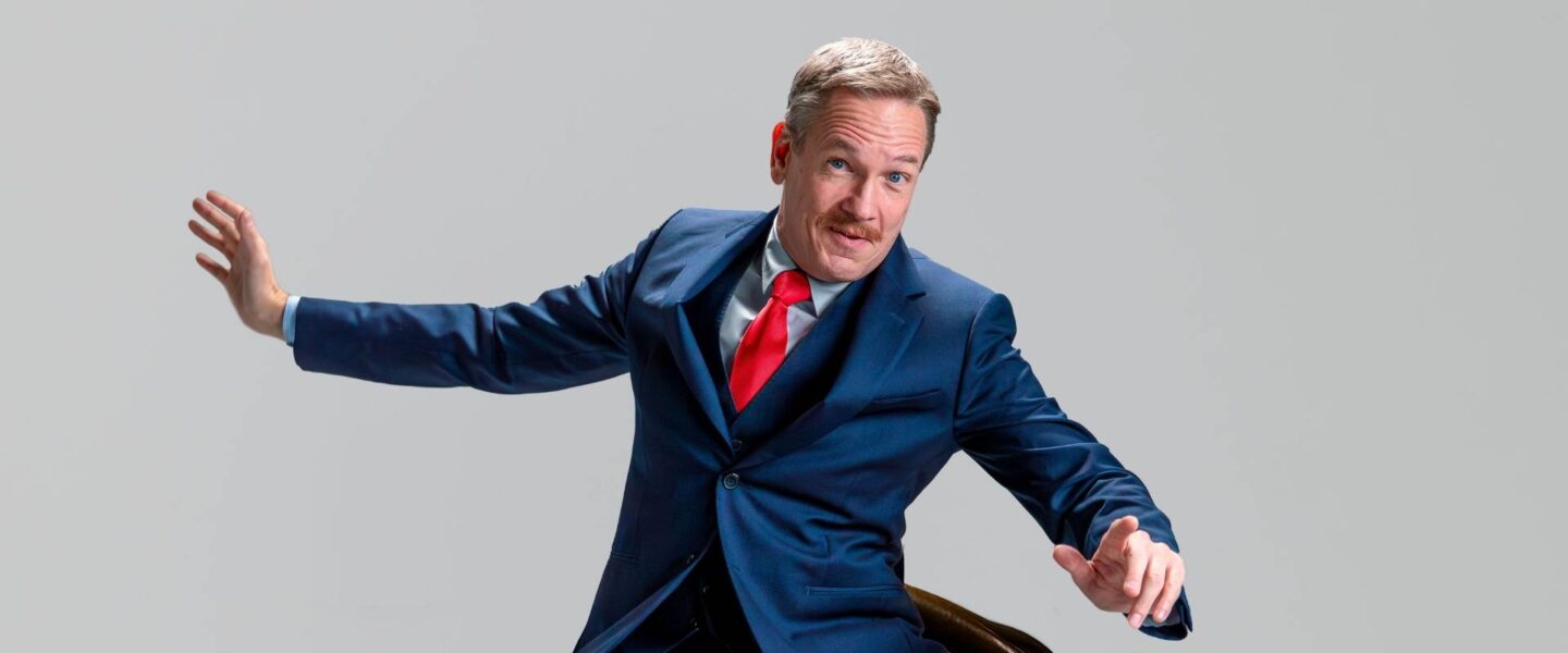 Le comédien Vincent Kucholl chevauche avec humour le taureau de Wall Street.