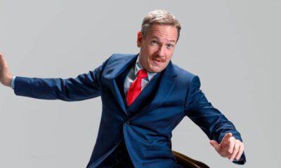 Le comédien Vincent Kucholl chevauche avec humour le taureau de Wall Street.