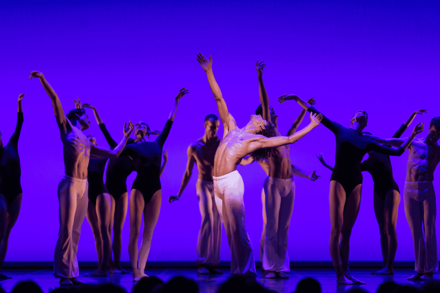 Les danseurs du Béjart Ballet Lausanne danse la chorégraphie 