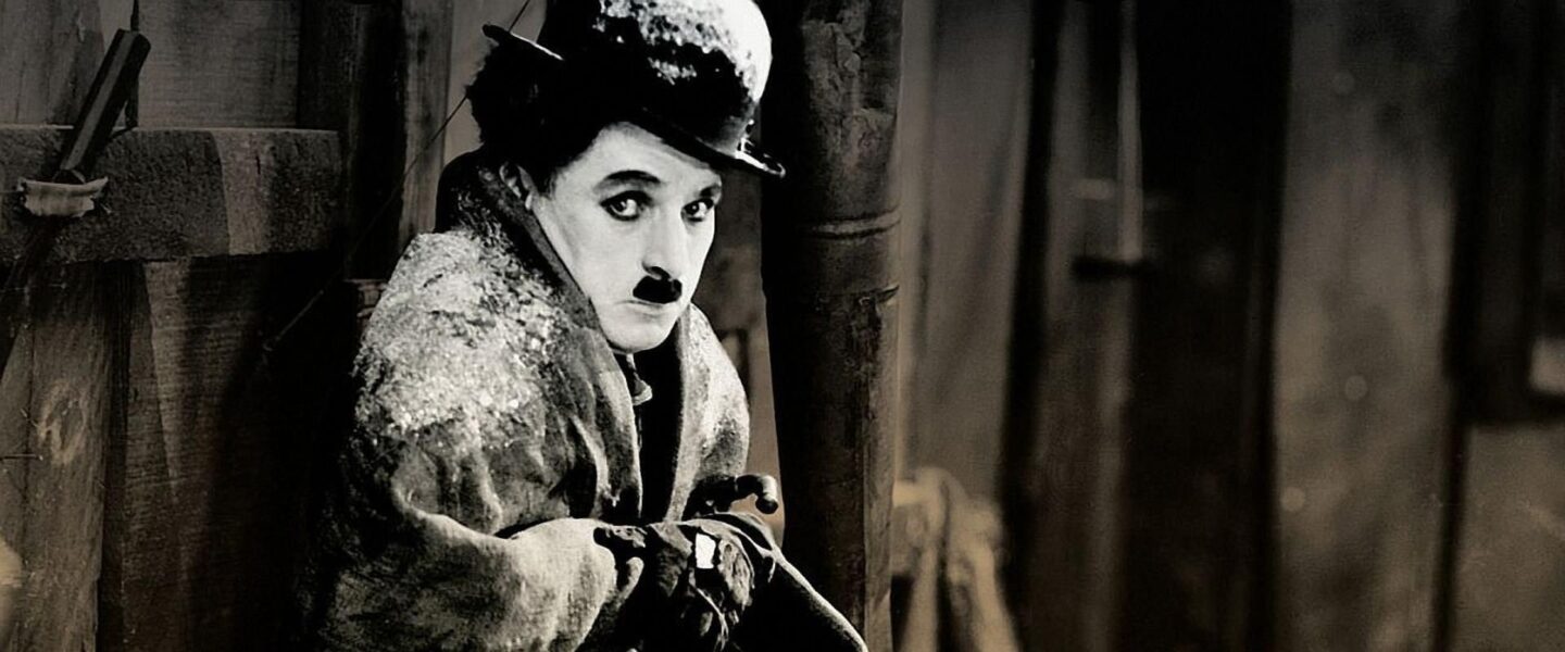 Visage de Charlie Chaplin avec un chapeau dans son film La Ruée vers l'or.