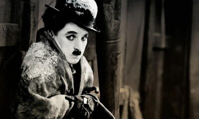 Visage de Charlie Chaplin avec un chapeau dans son film La Ruée vers l'or.